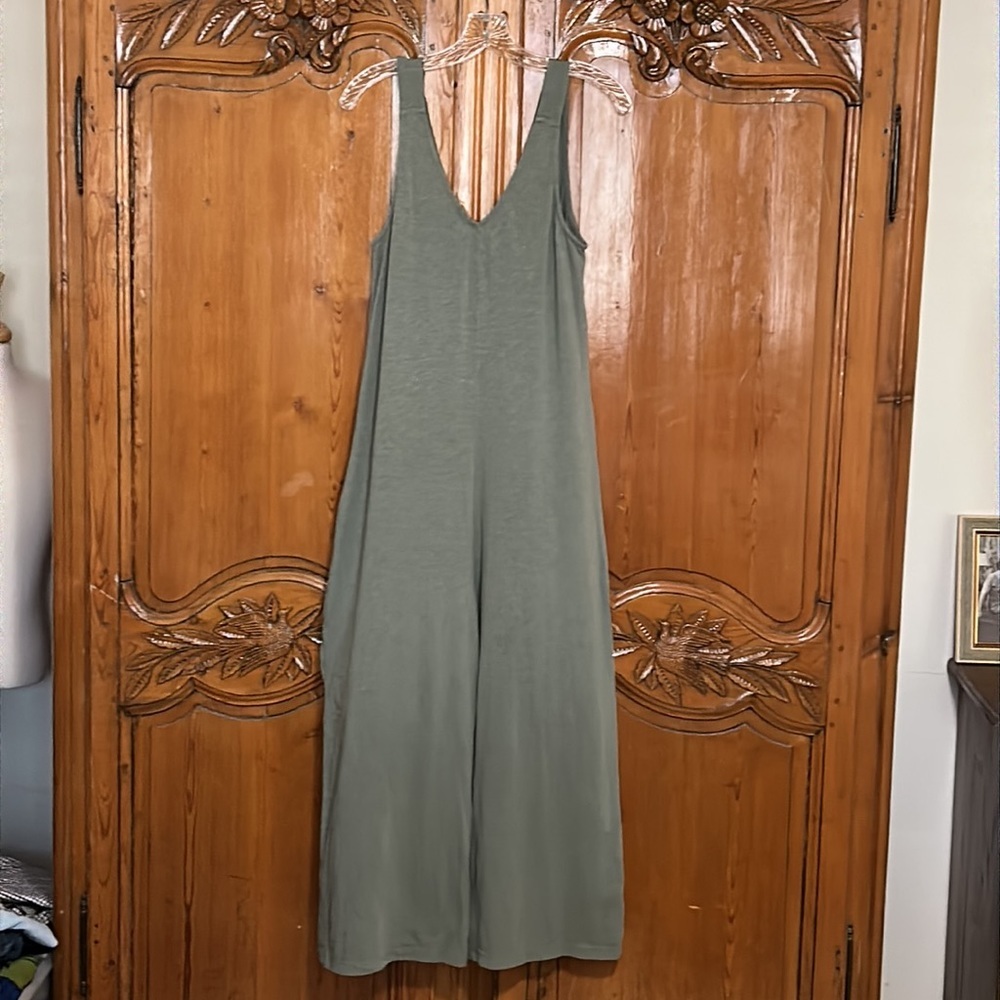 NEW Sundry Easy V-neck Jumpsuit in Sage Green - Picture 2 of 6
